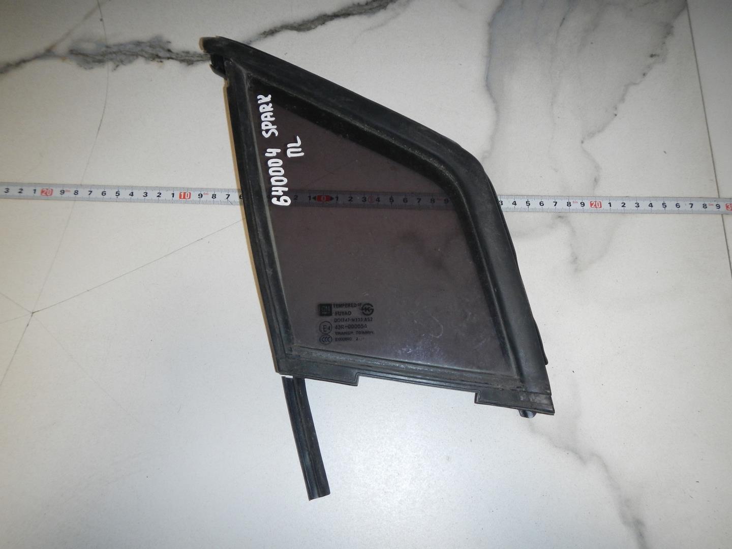 Стекло двери передней левой (форточка)