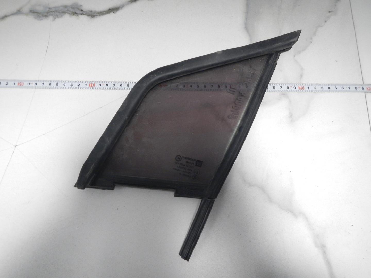 Стекло двери передней левой (форточка)