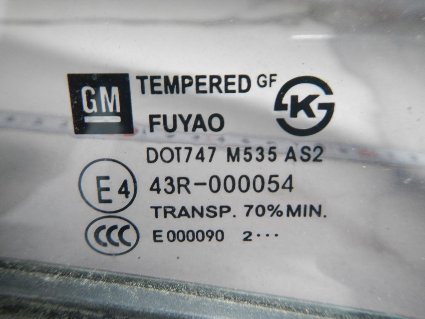 Стекло двери передней левой (форточка)