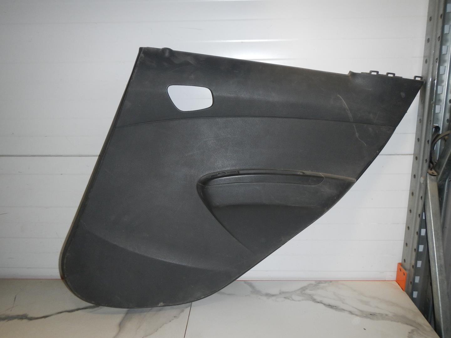 Обшивка двери задней правой