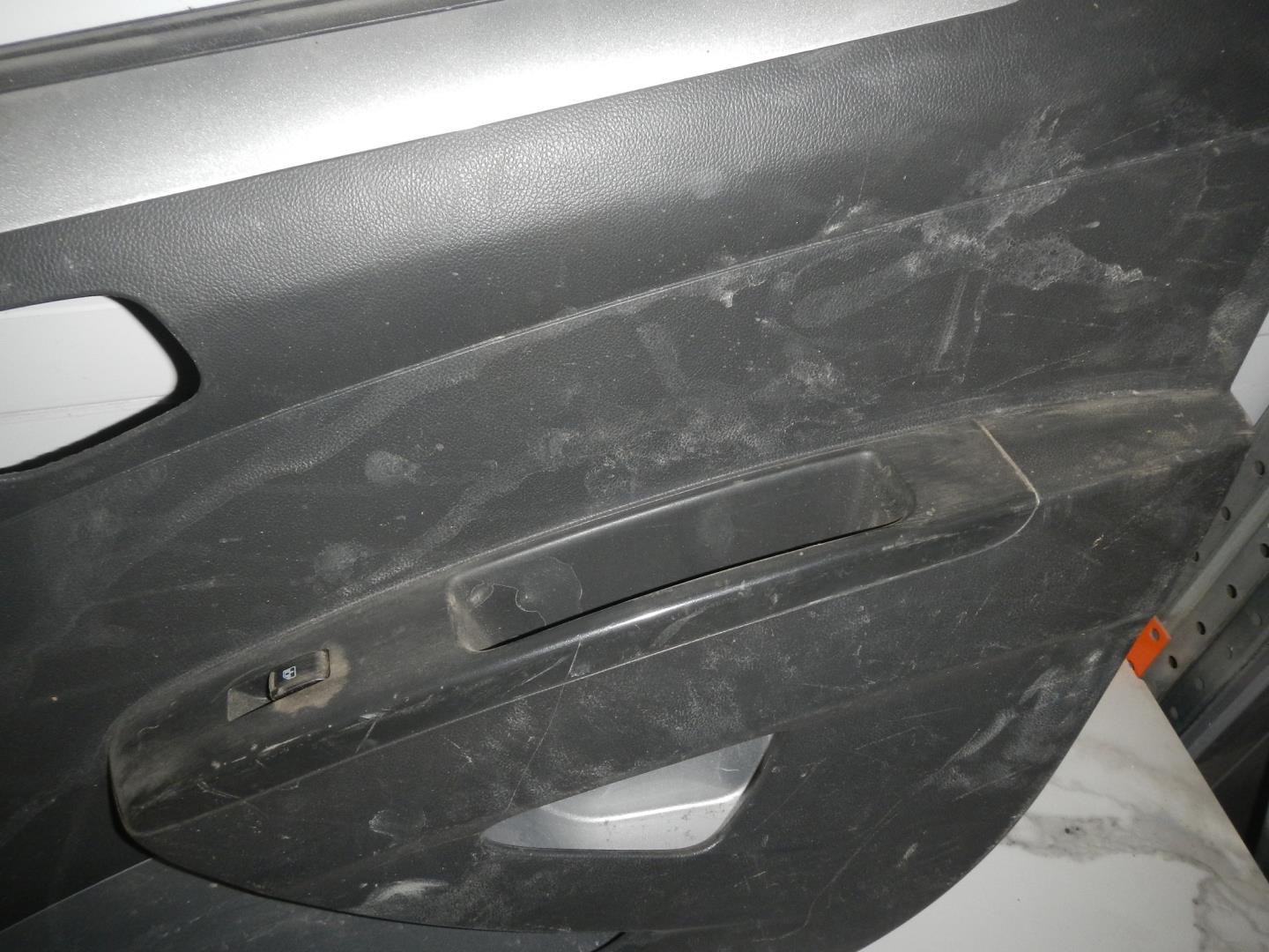 Обшивка двери передней правой