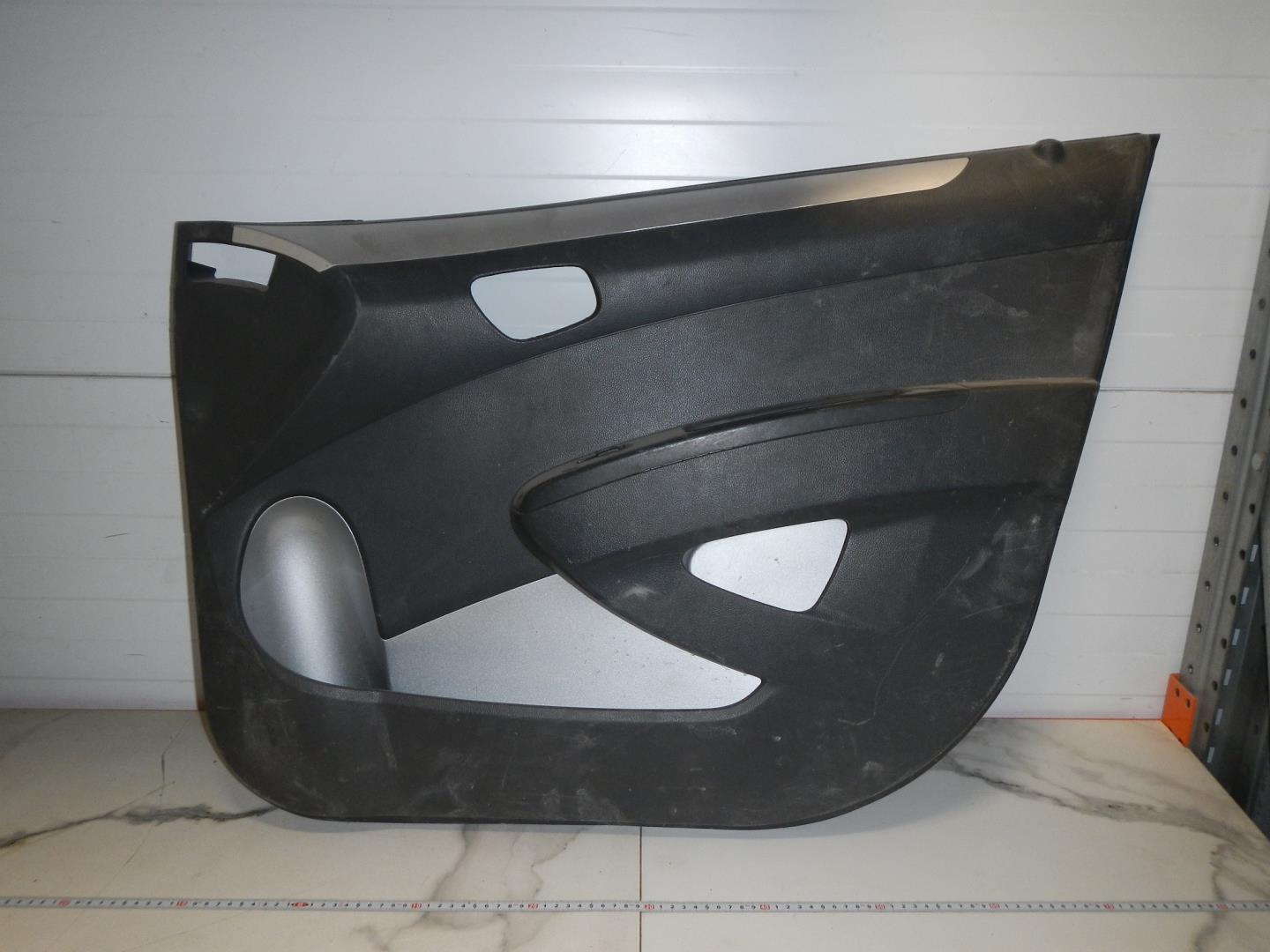 Обшивка двери передней правой