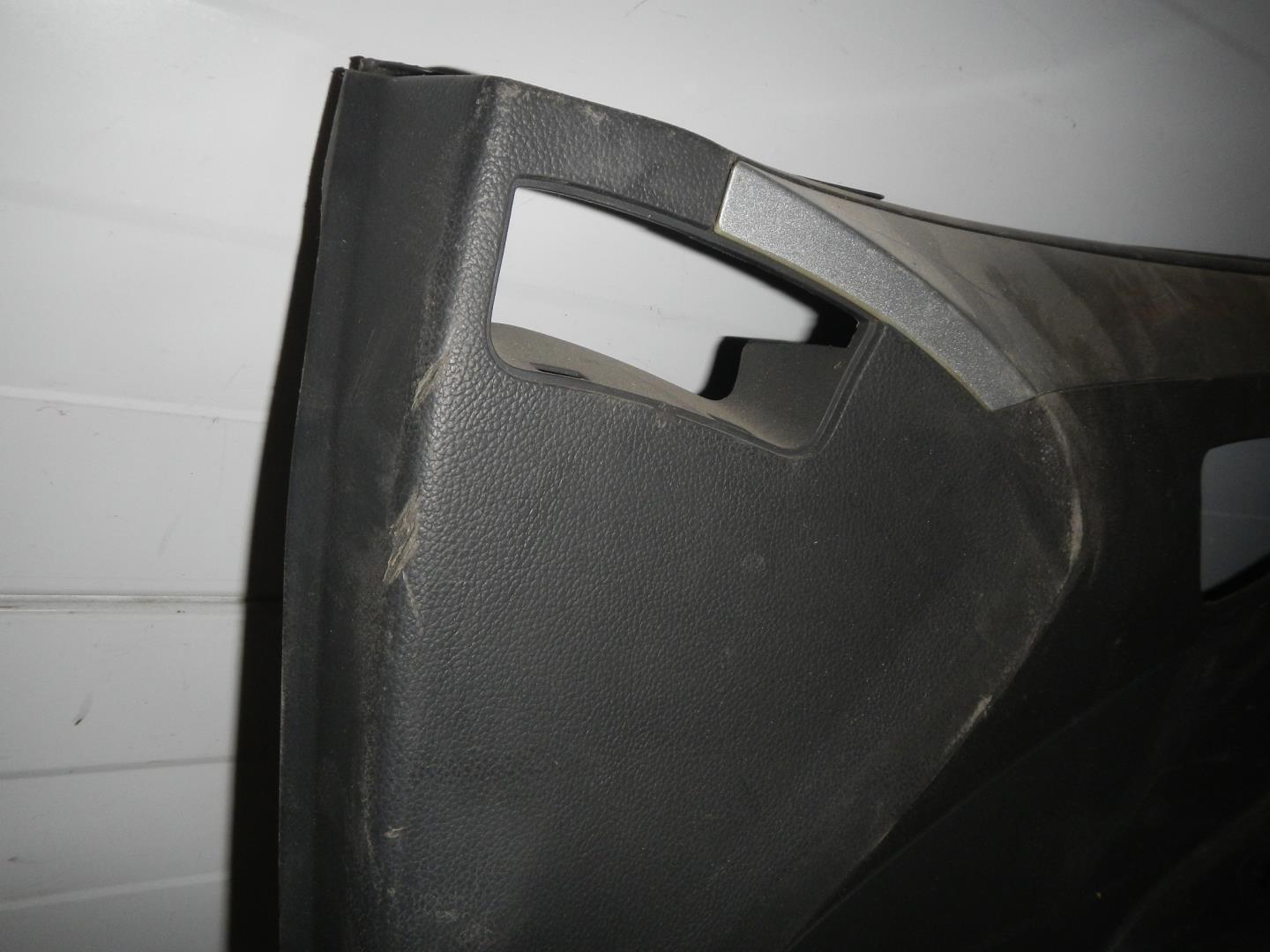 Обшивка двери передней правой