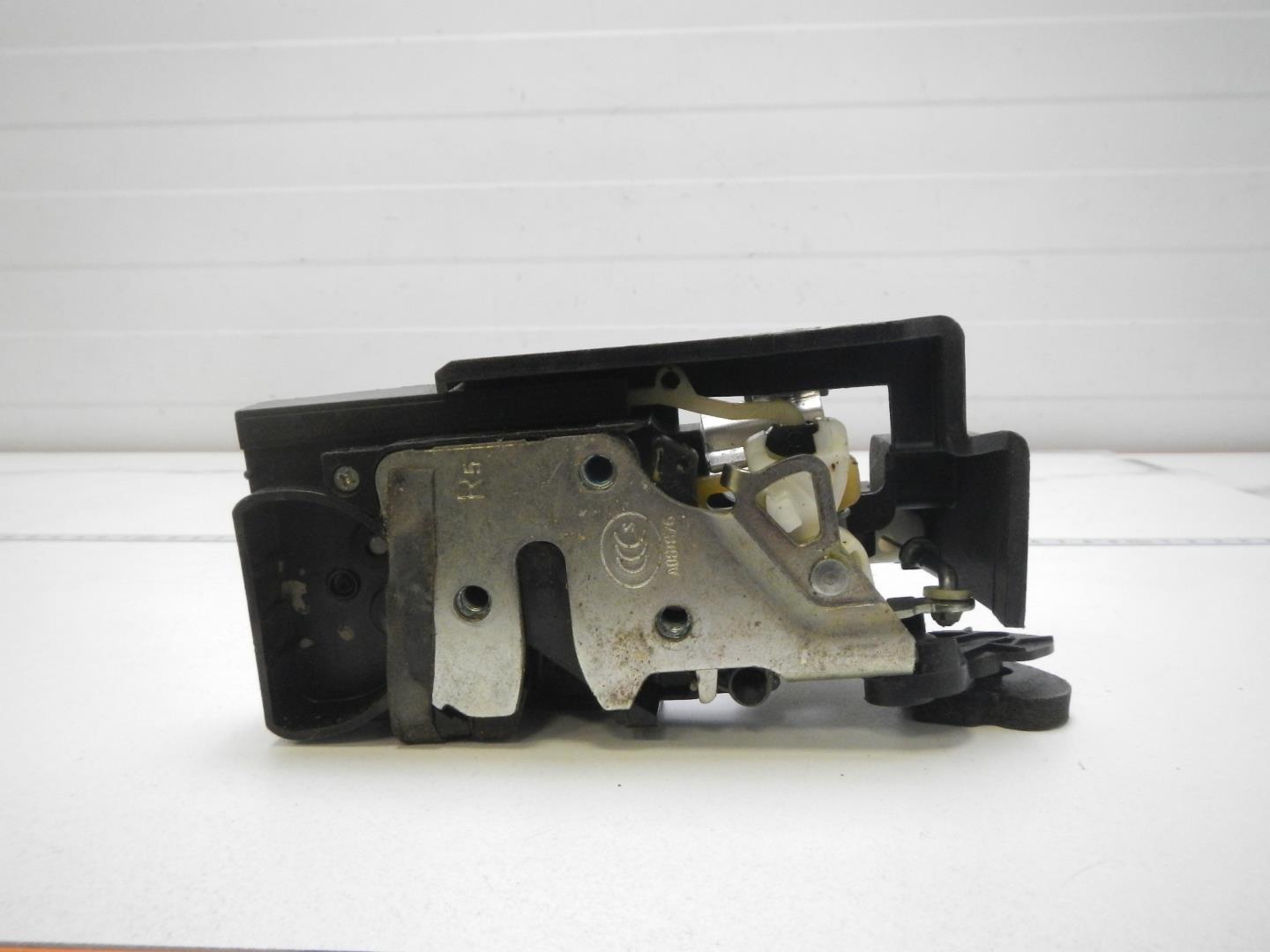 Замок двери задней правой