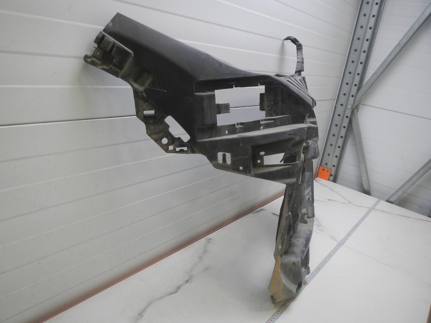 Кронштейн переднего бампера правый