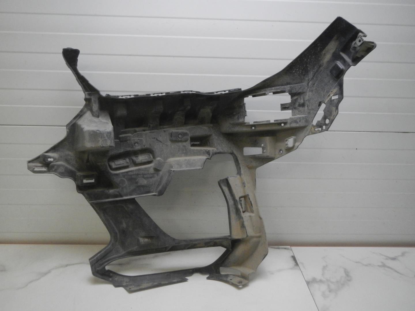 Кронштейн переднего бампера правый