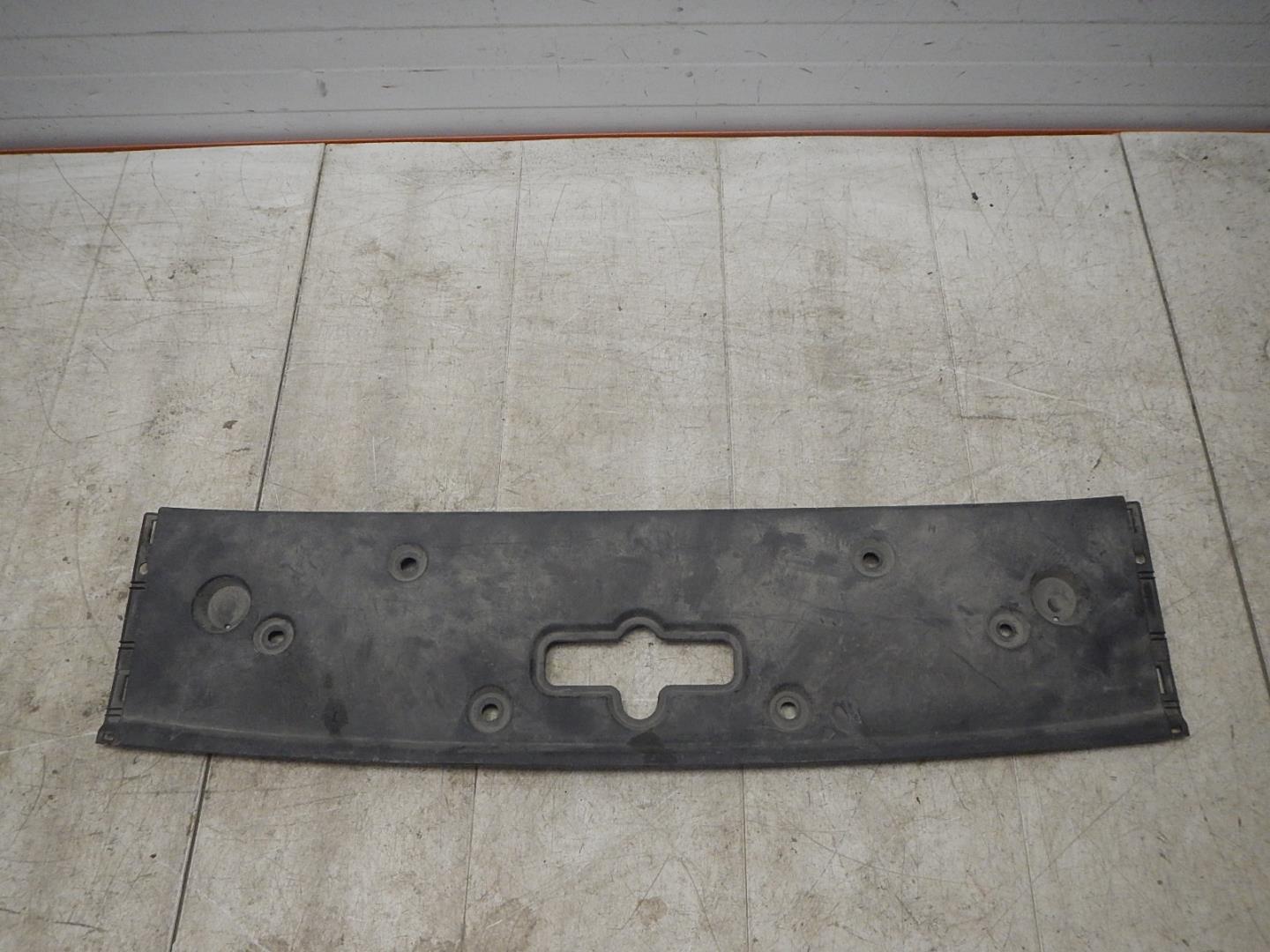 Кожух замка капота