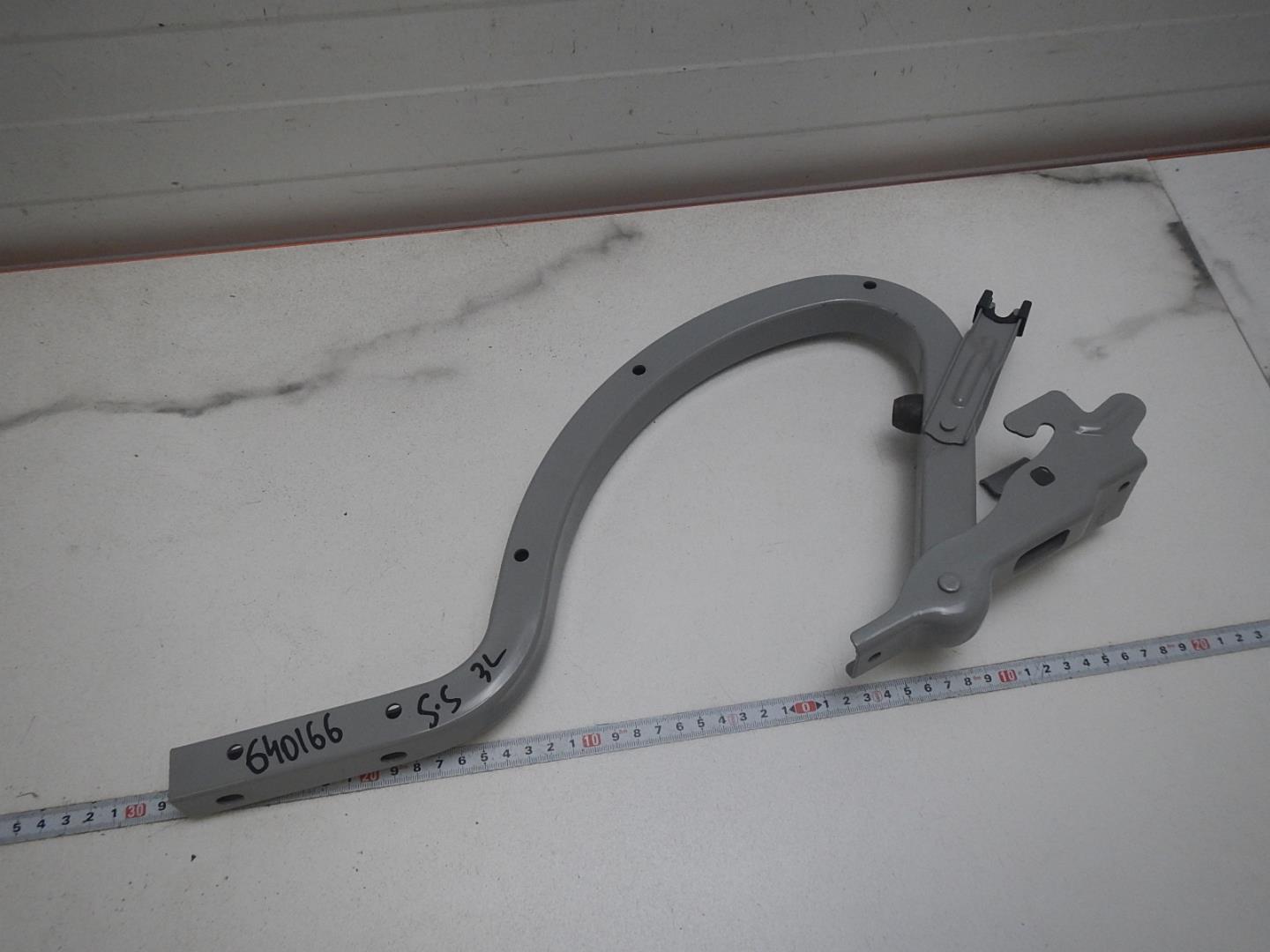 Петля крышки багажника