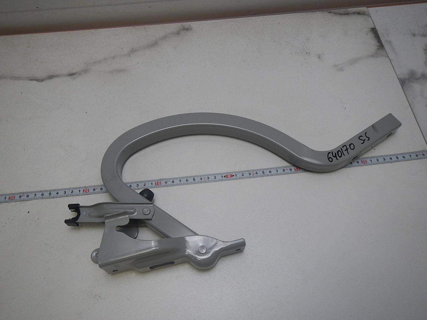 Петля крышки багажника