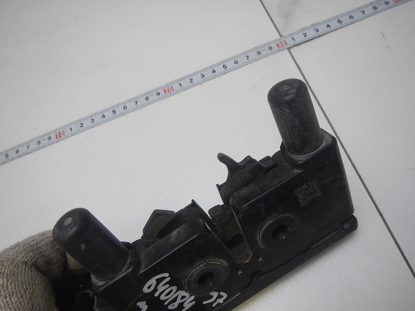 Замок капота