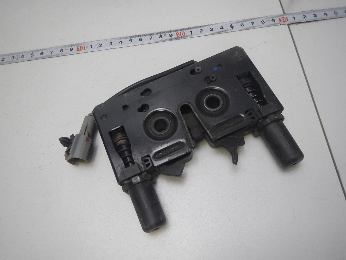 Замок капота