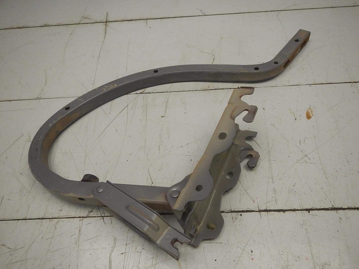 Петля крышки багажника