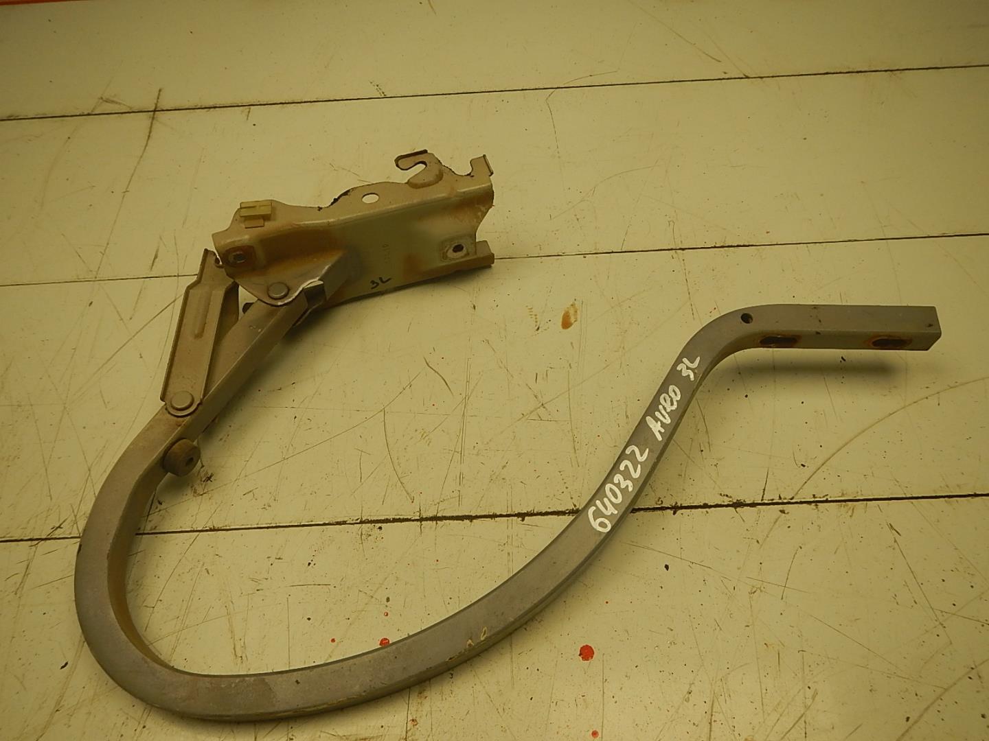 Петля крышки багажника