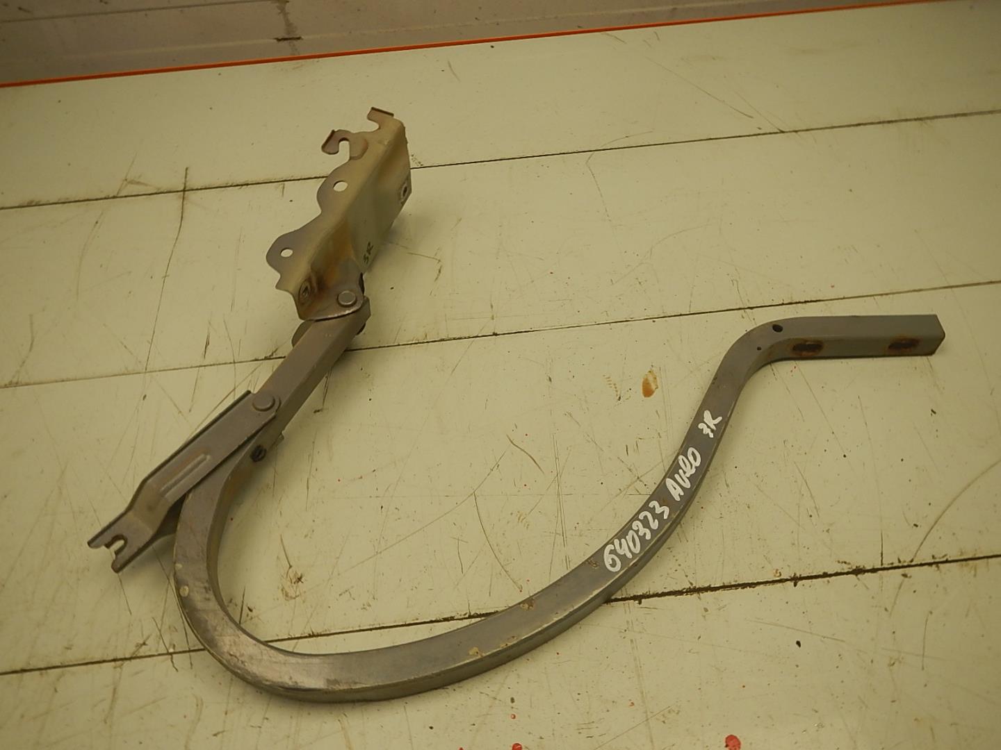 Петля крышки багажника