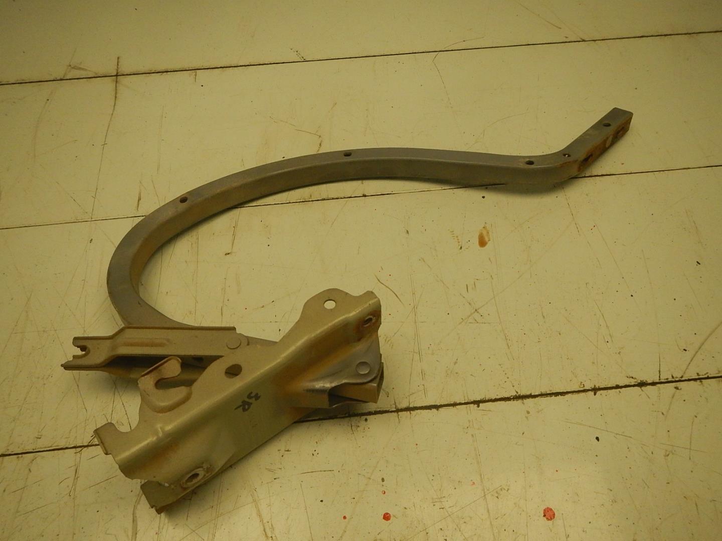 Петля крышки багажника