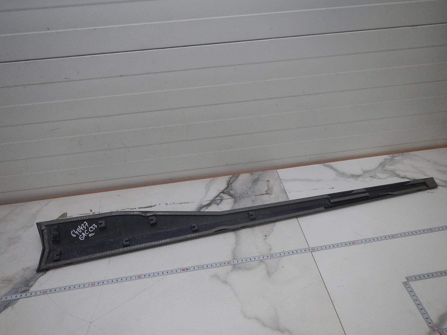 Молдинг передней левой двери