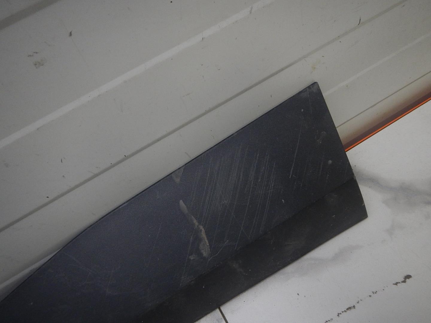 Молдинг передней левой двери