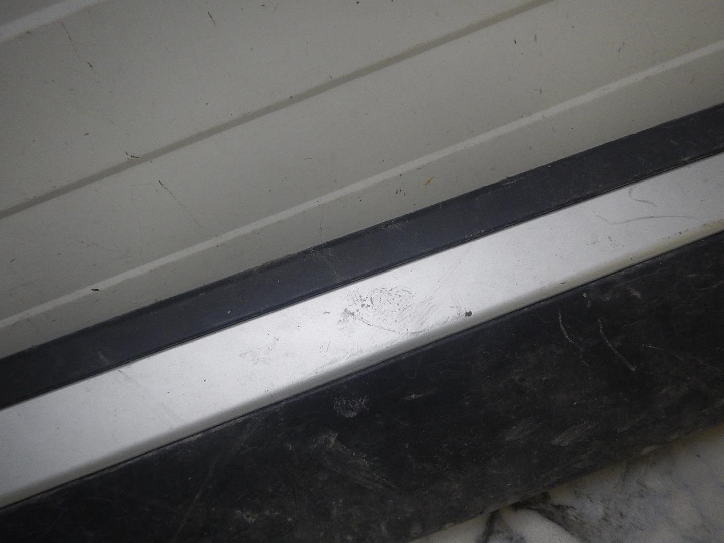 Молдинг передней правой двери