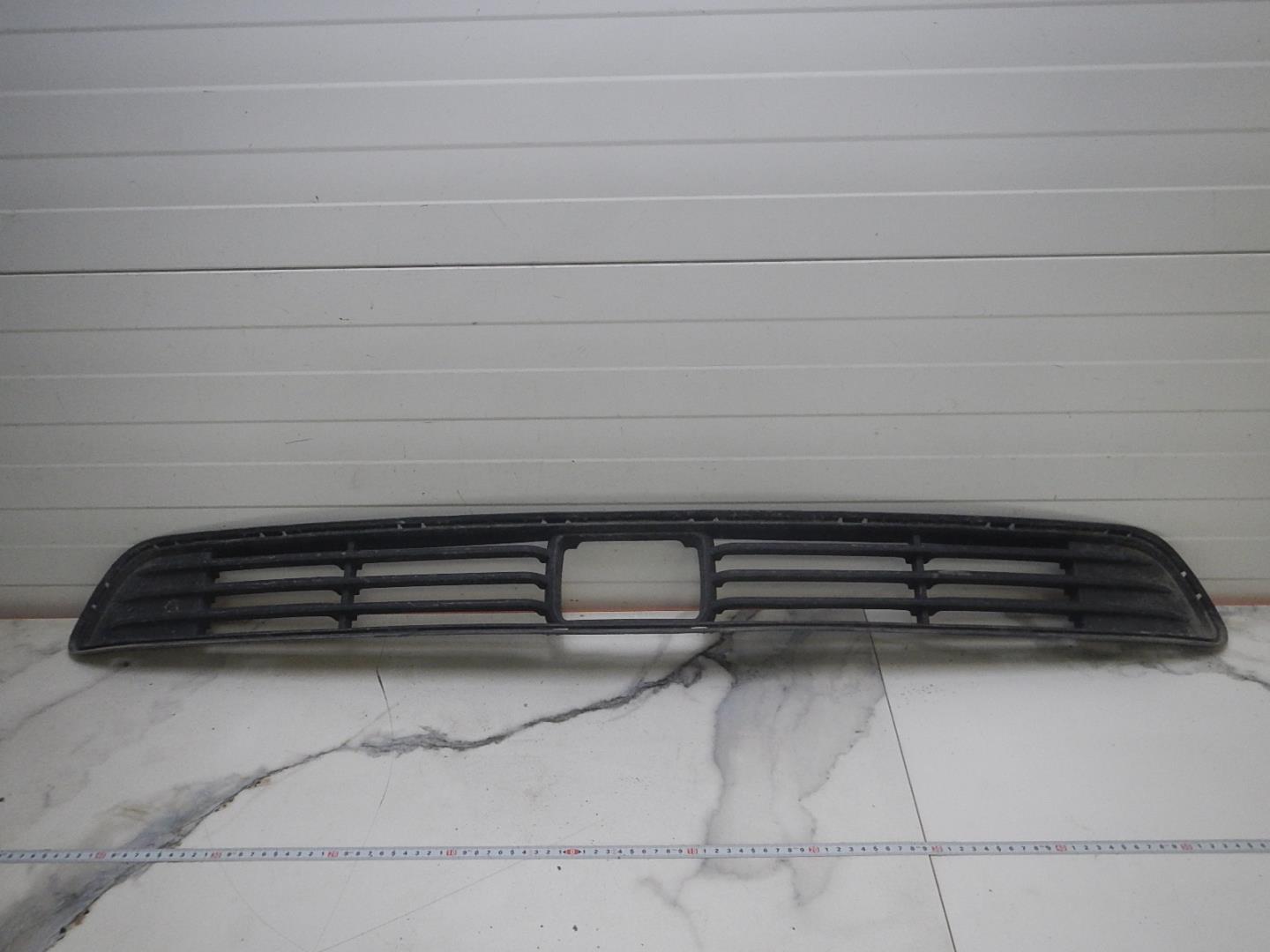 Решетка в бампер центральная