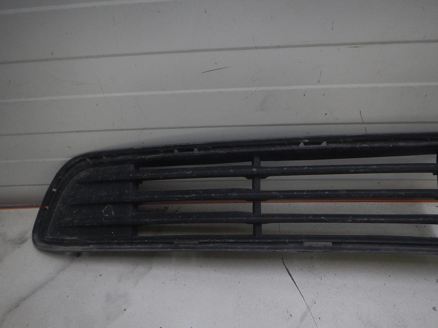 Решетка в бампер центральная