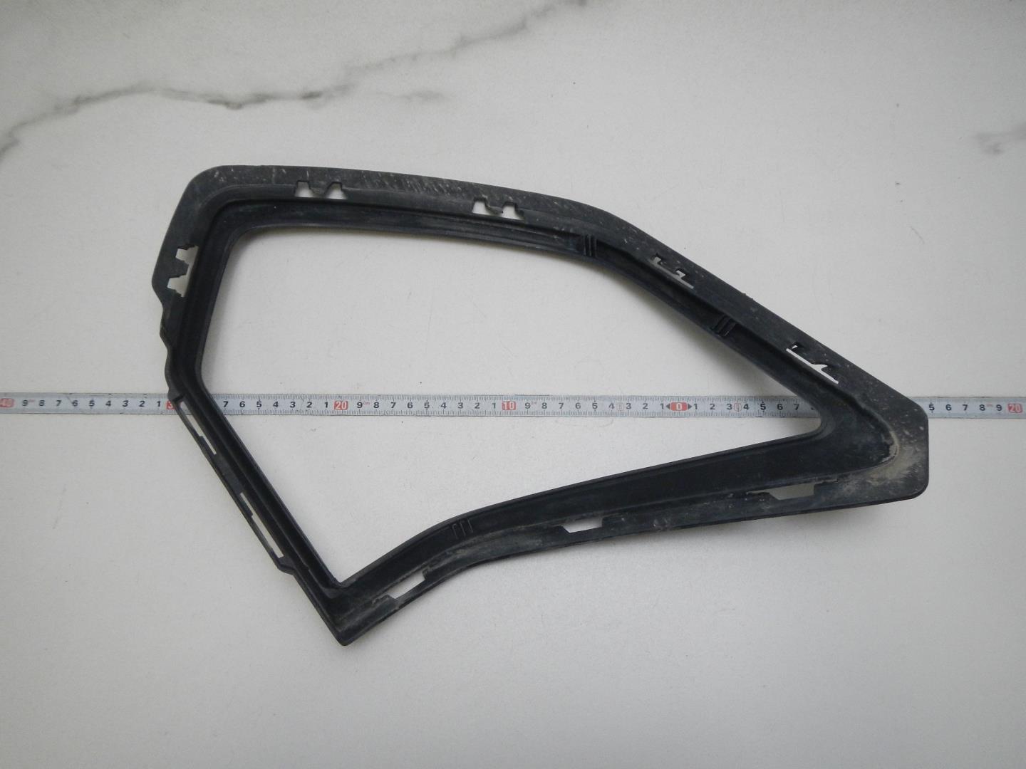 Рамка противотуманной фары правой