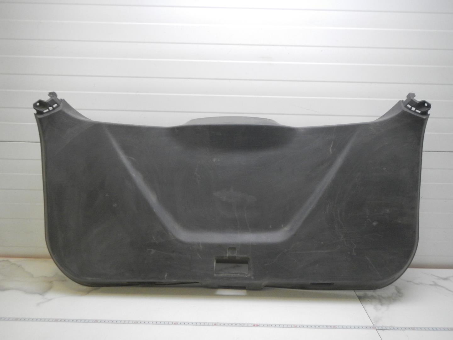 Обшивка двери багажника