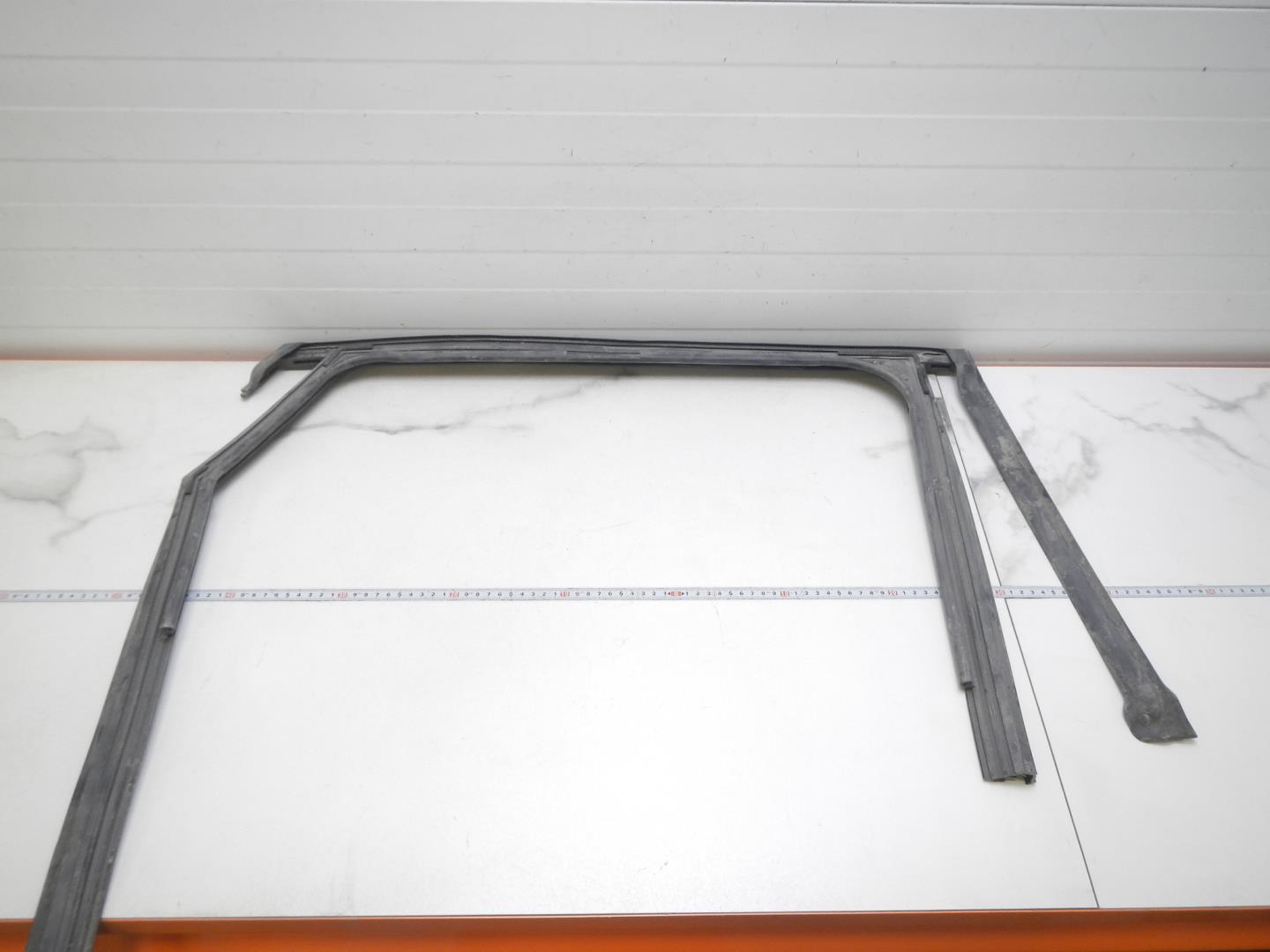 Уплотнитель стекла двери