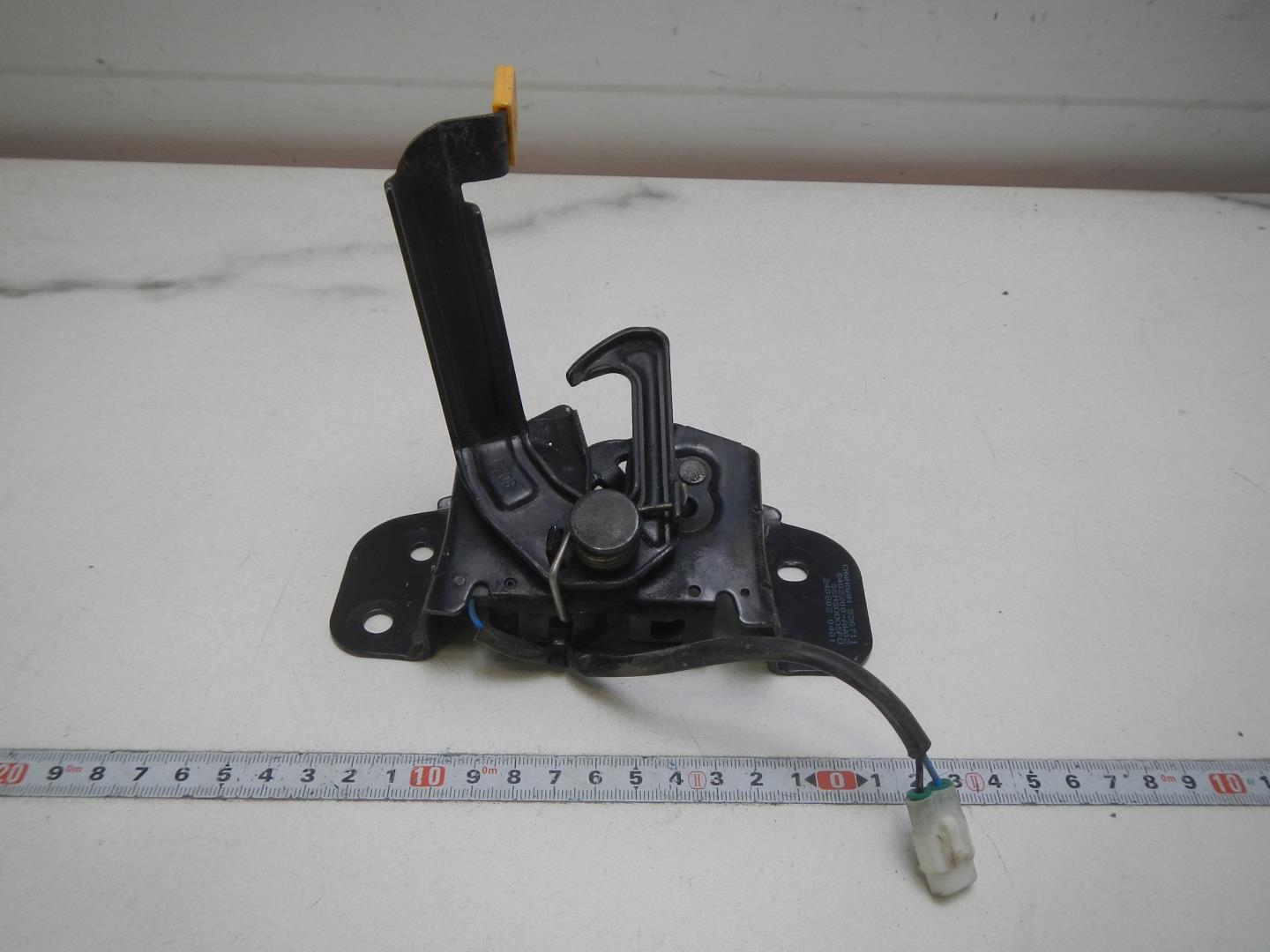 Замок капота