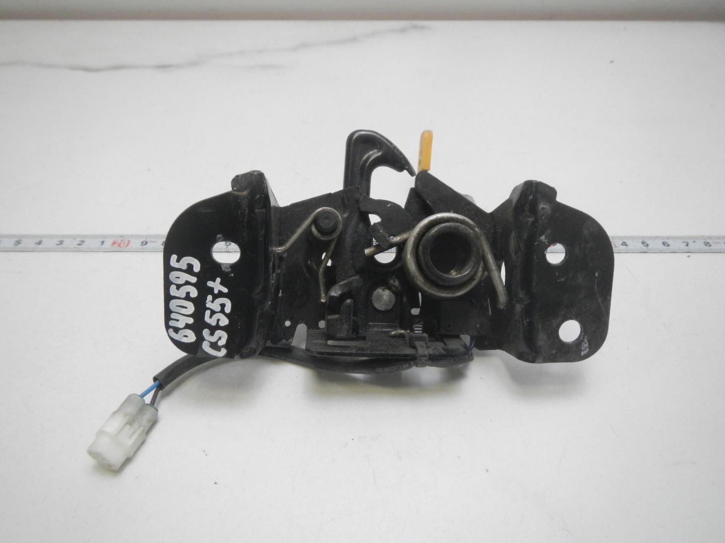 Замок капота