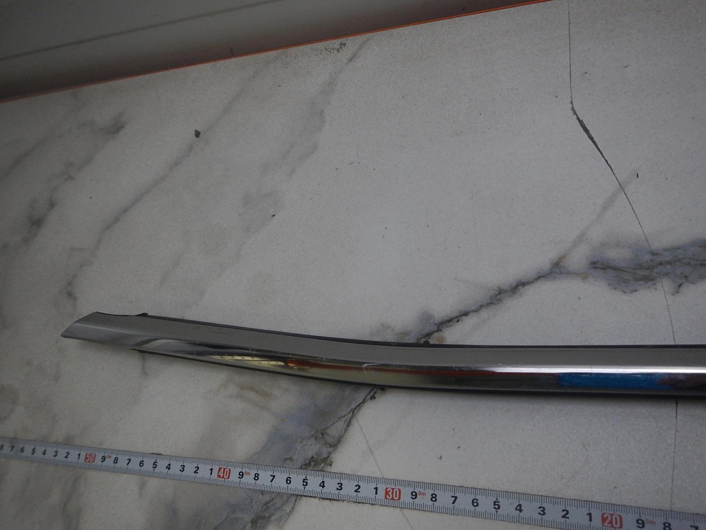 Накладка лобового стекла левая