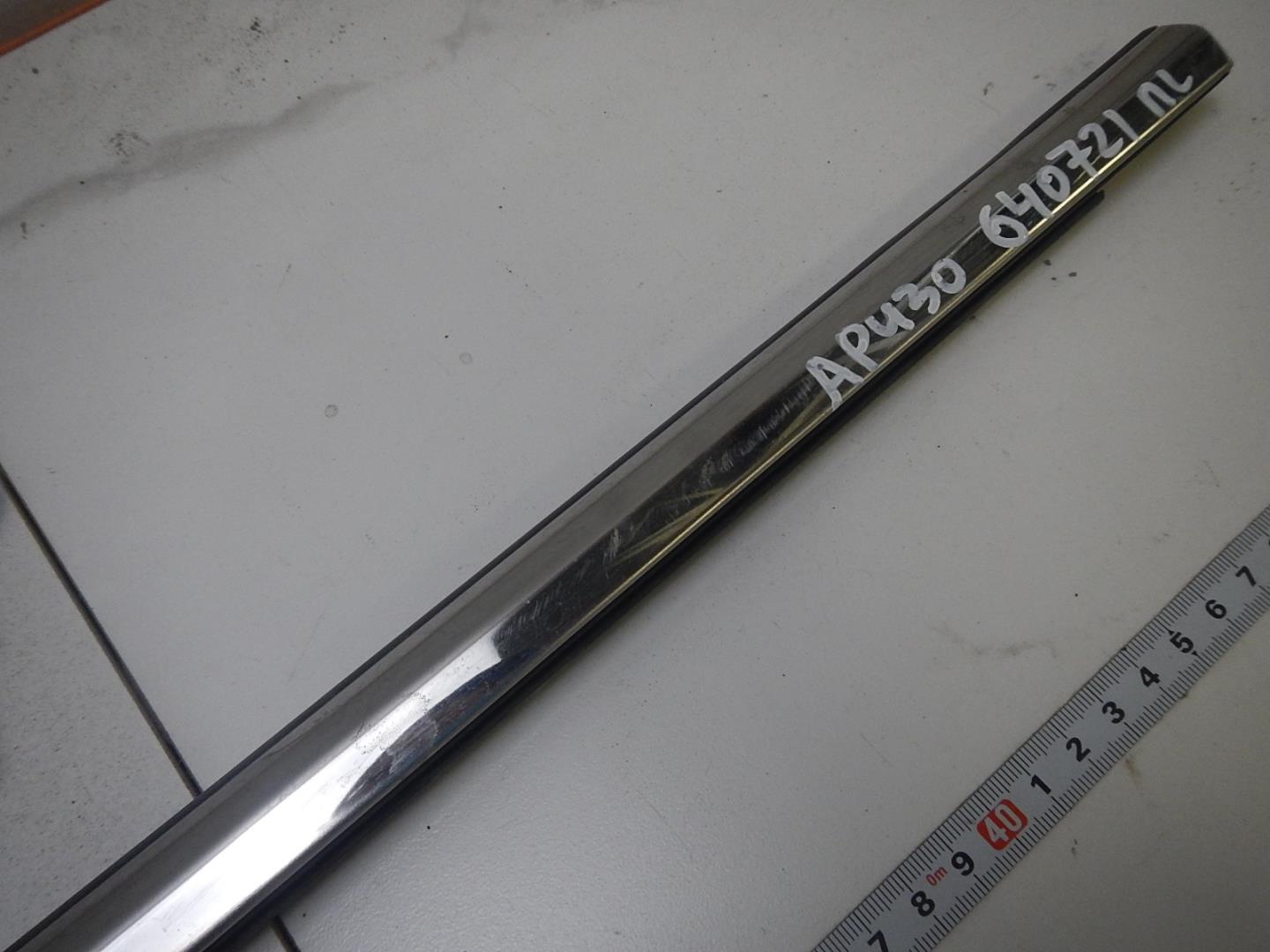 Накладка лобового стекла левая