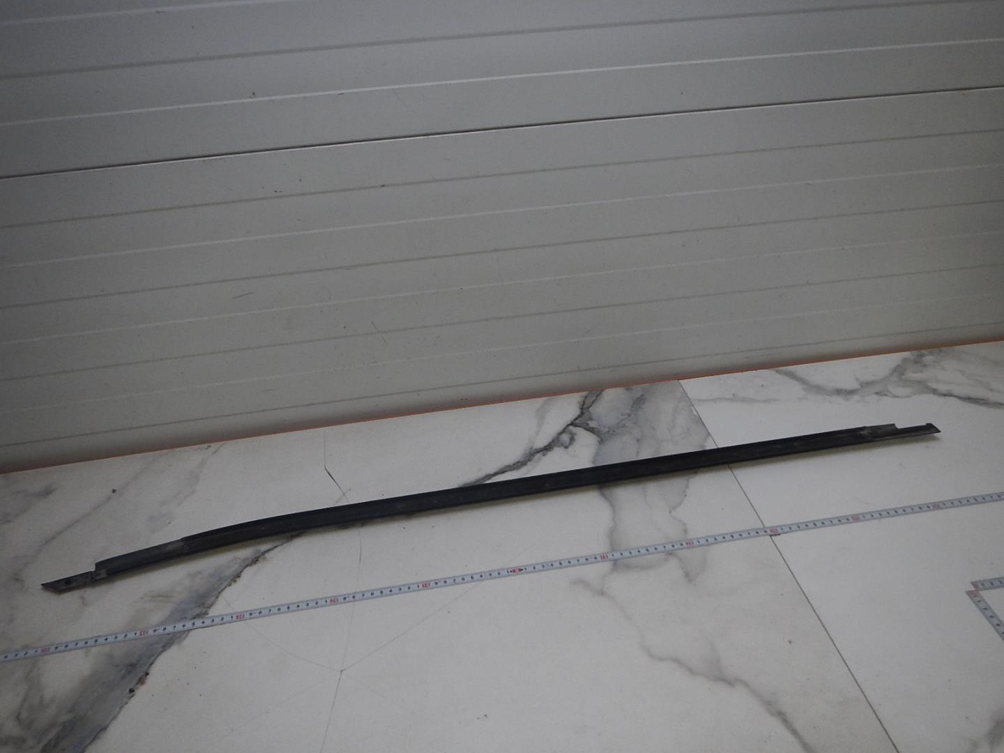 Накладка лобового стекла левая