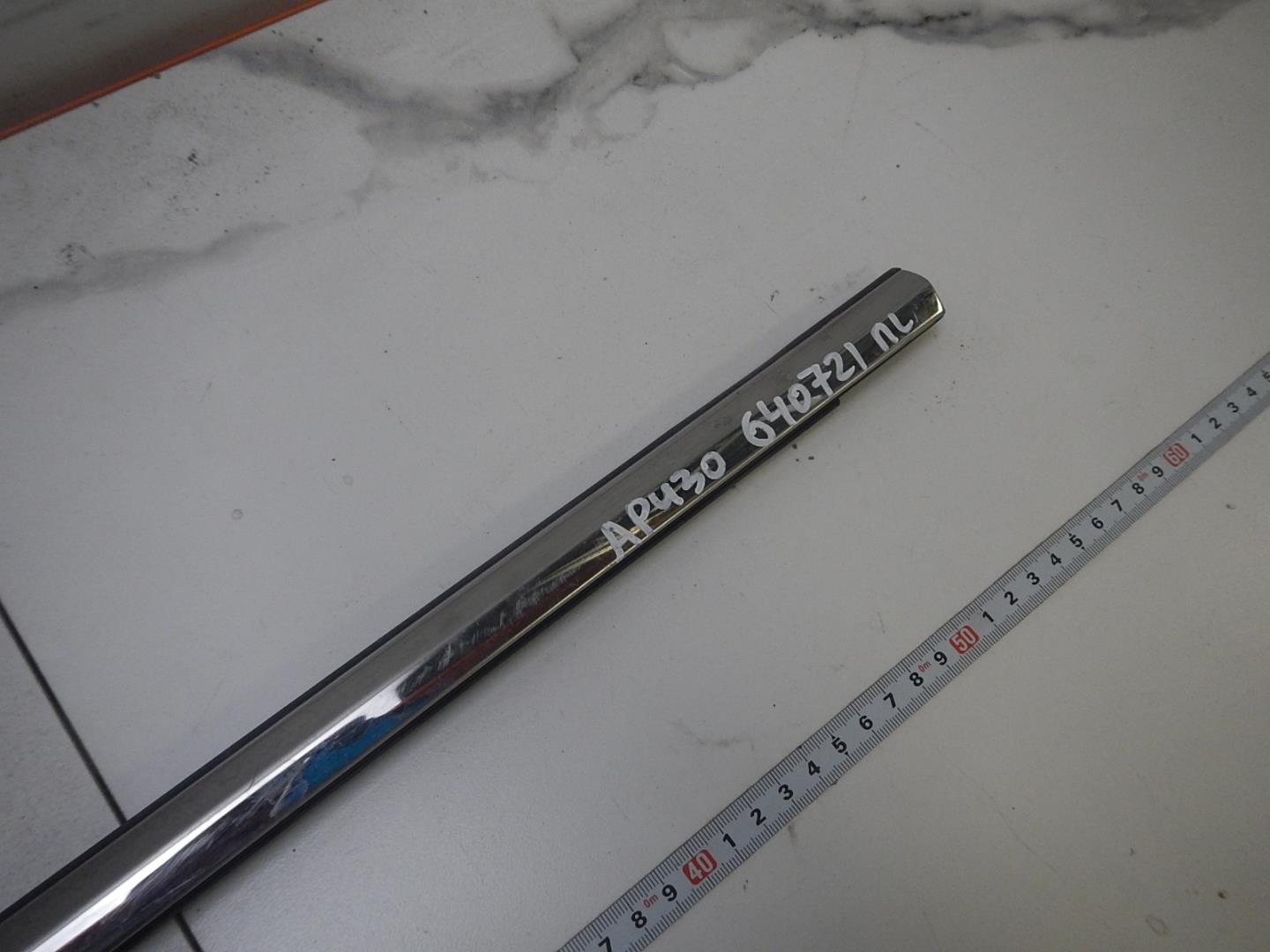 Накладка лобового стекла левая