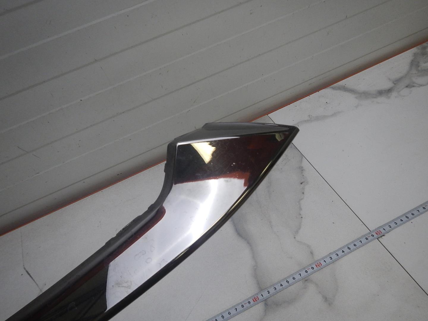 Молдинг переднего бампера правый