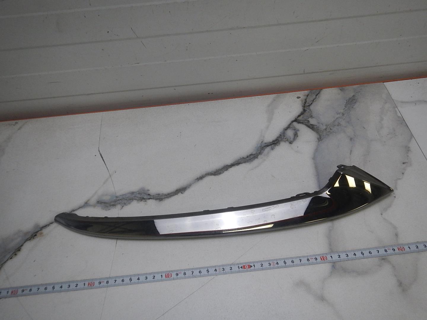 Молдинг переднего бампера правый