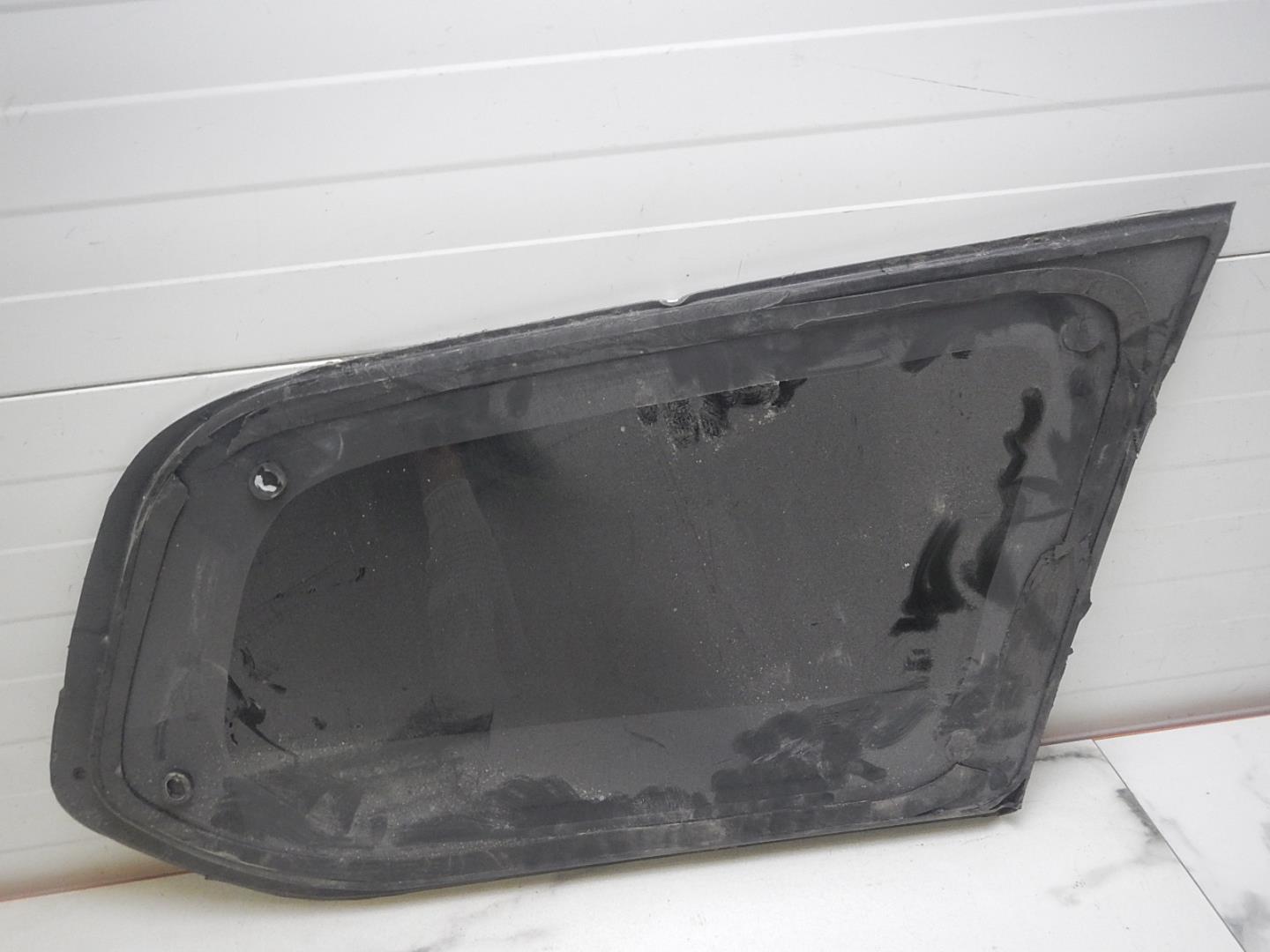 Стекло кузовное глухое левое