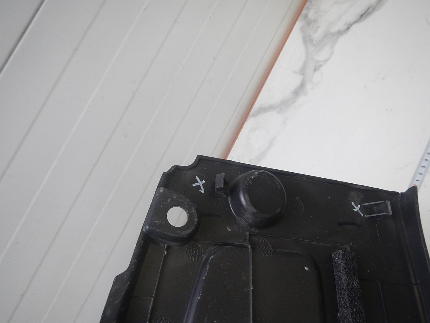 Кожух замка капота