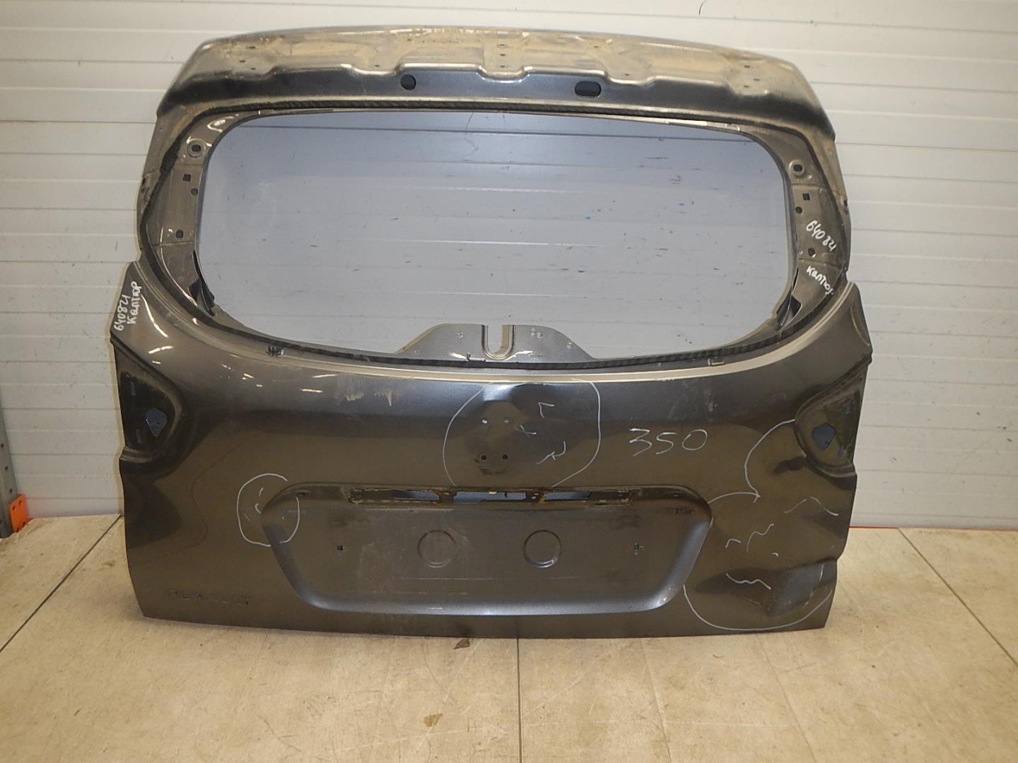 Дверь багажника