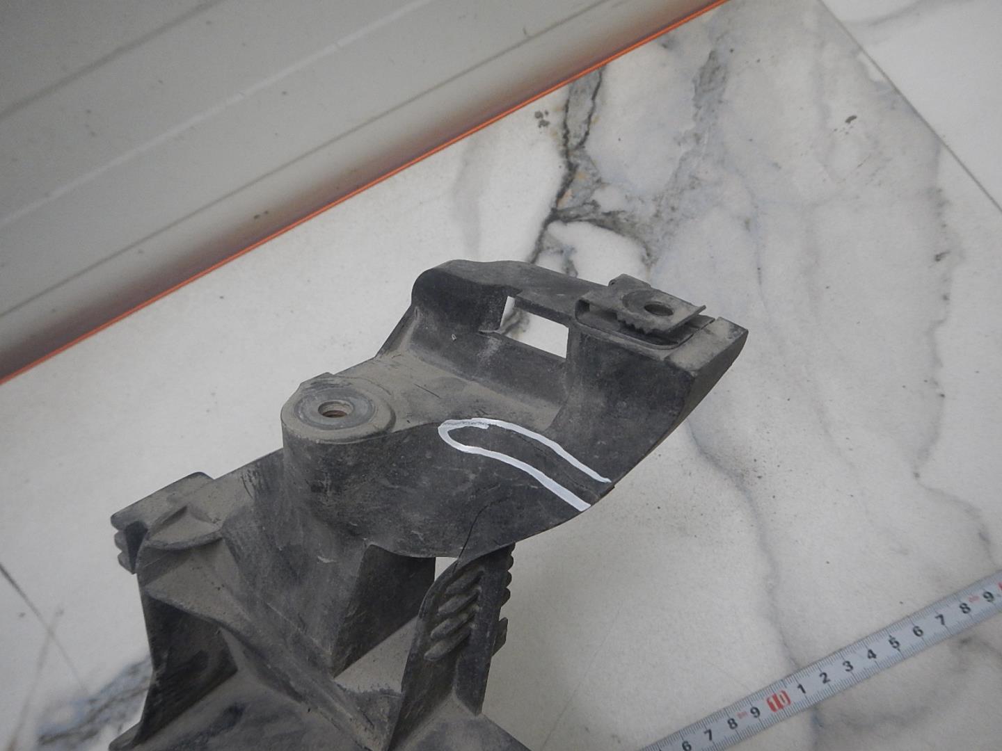 Кронштейн фар правый