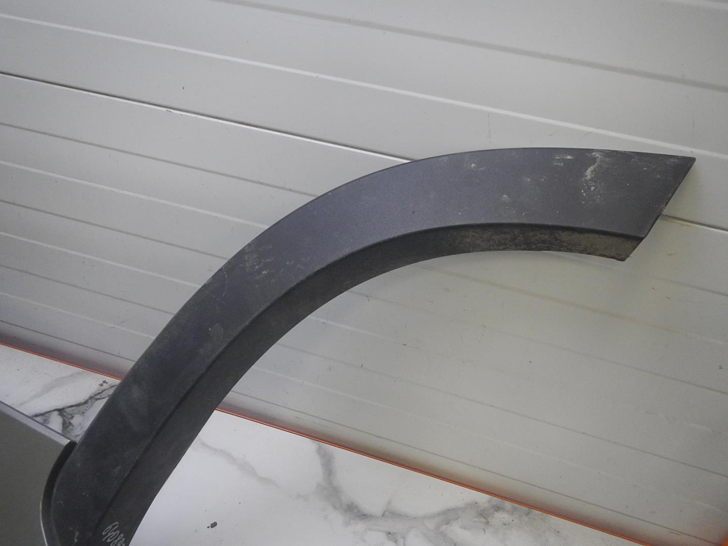 Молдинг задней левой двери