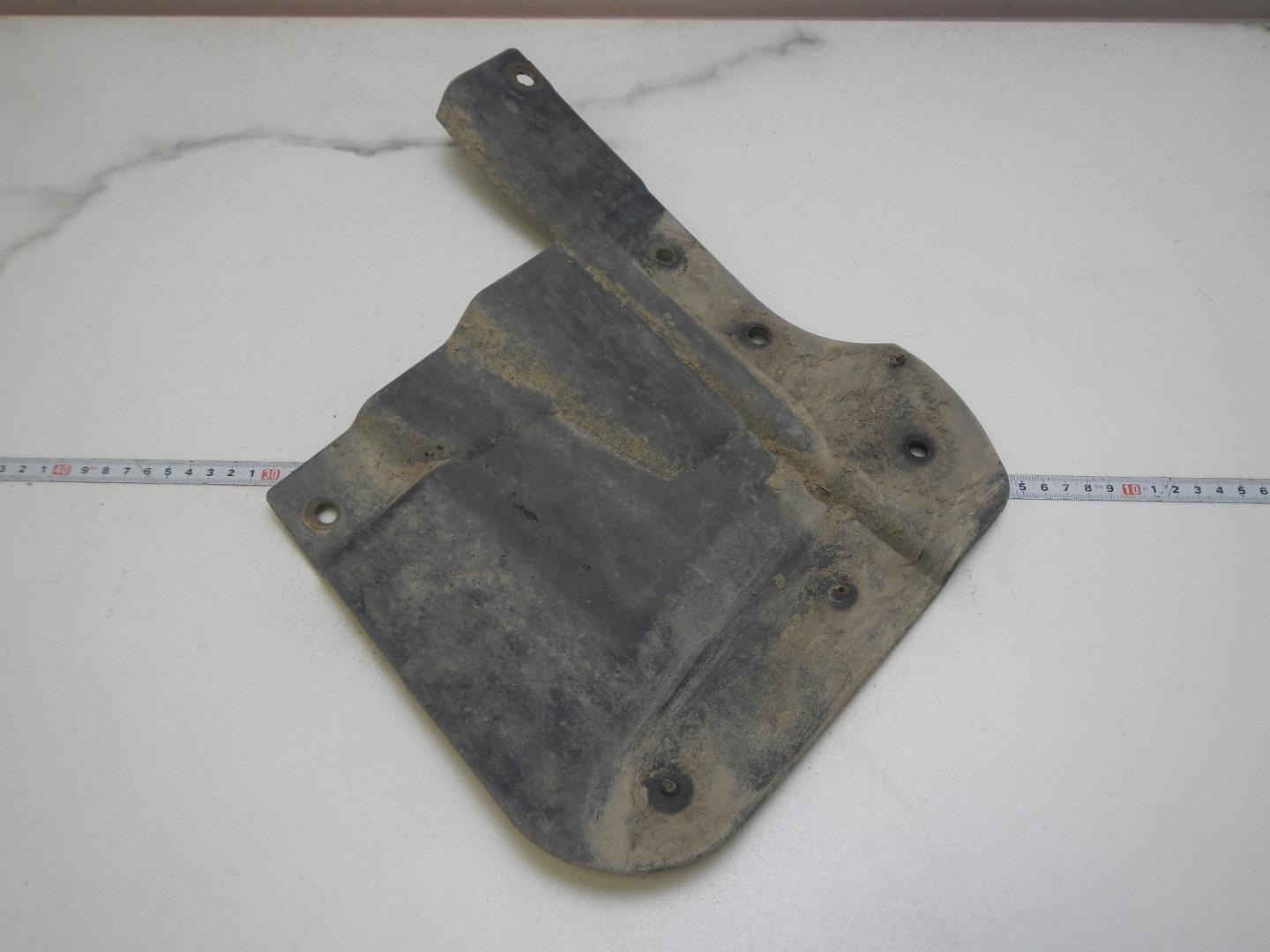 Брызговик передний левый