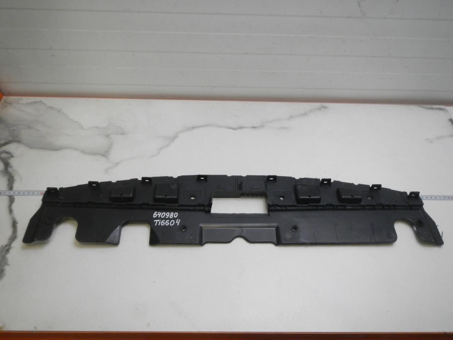 Кожух замка капота