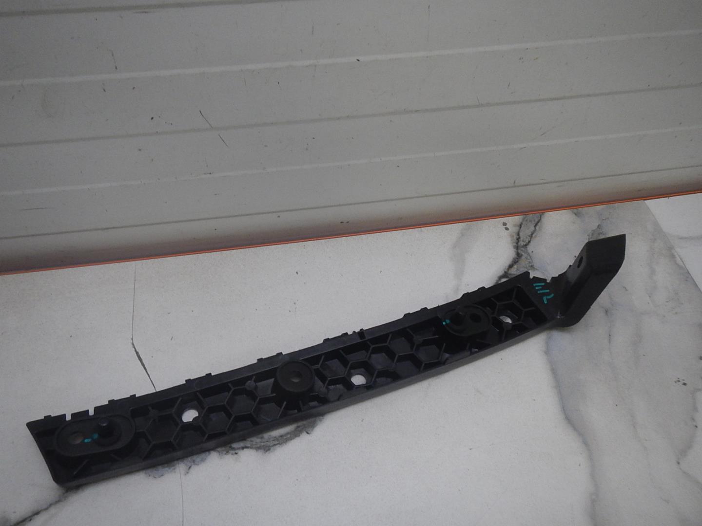 Кронштейн заднего бампера правый