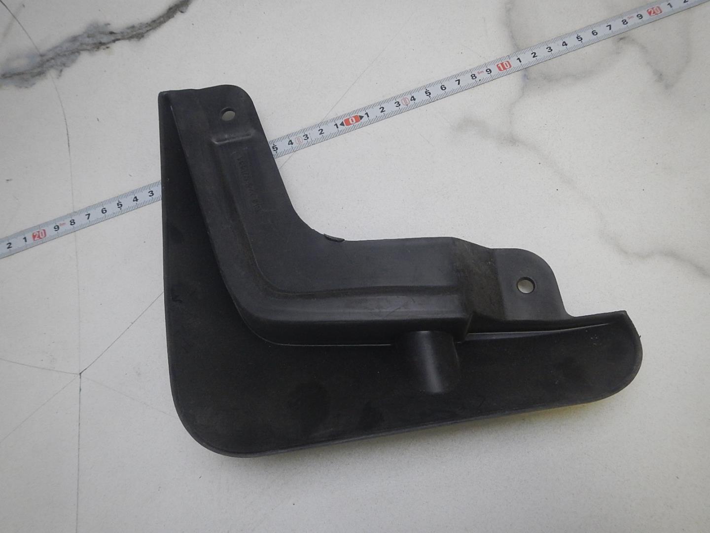 Брызговик передний правый