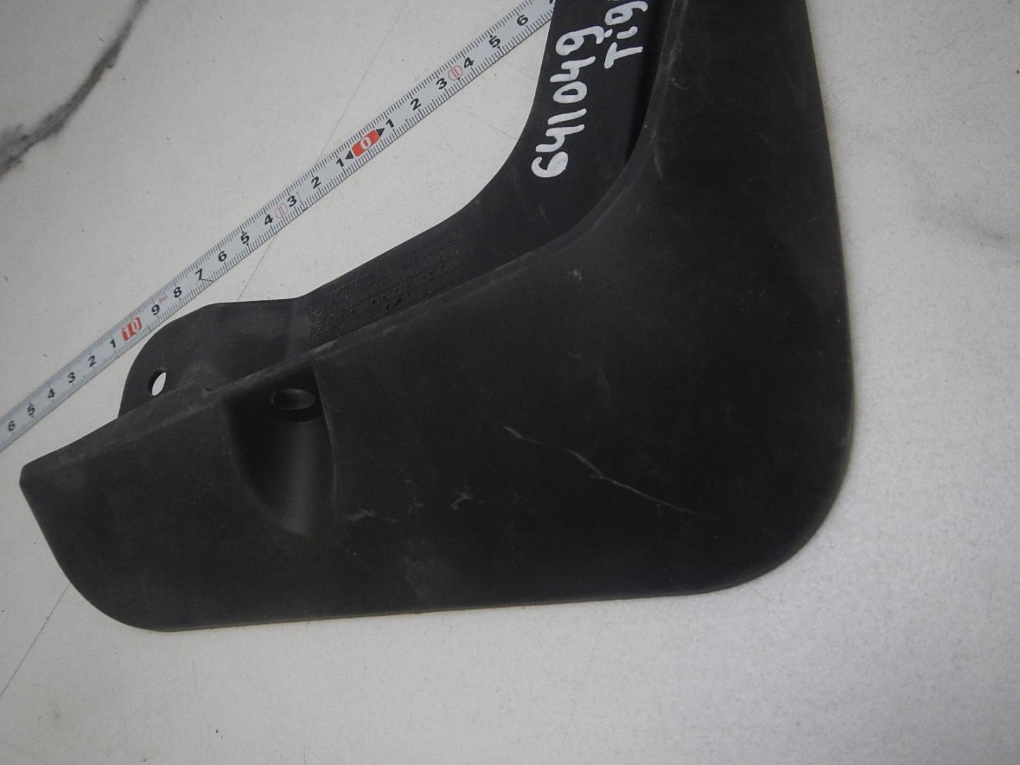 Брызговик передний правый