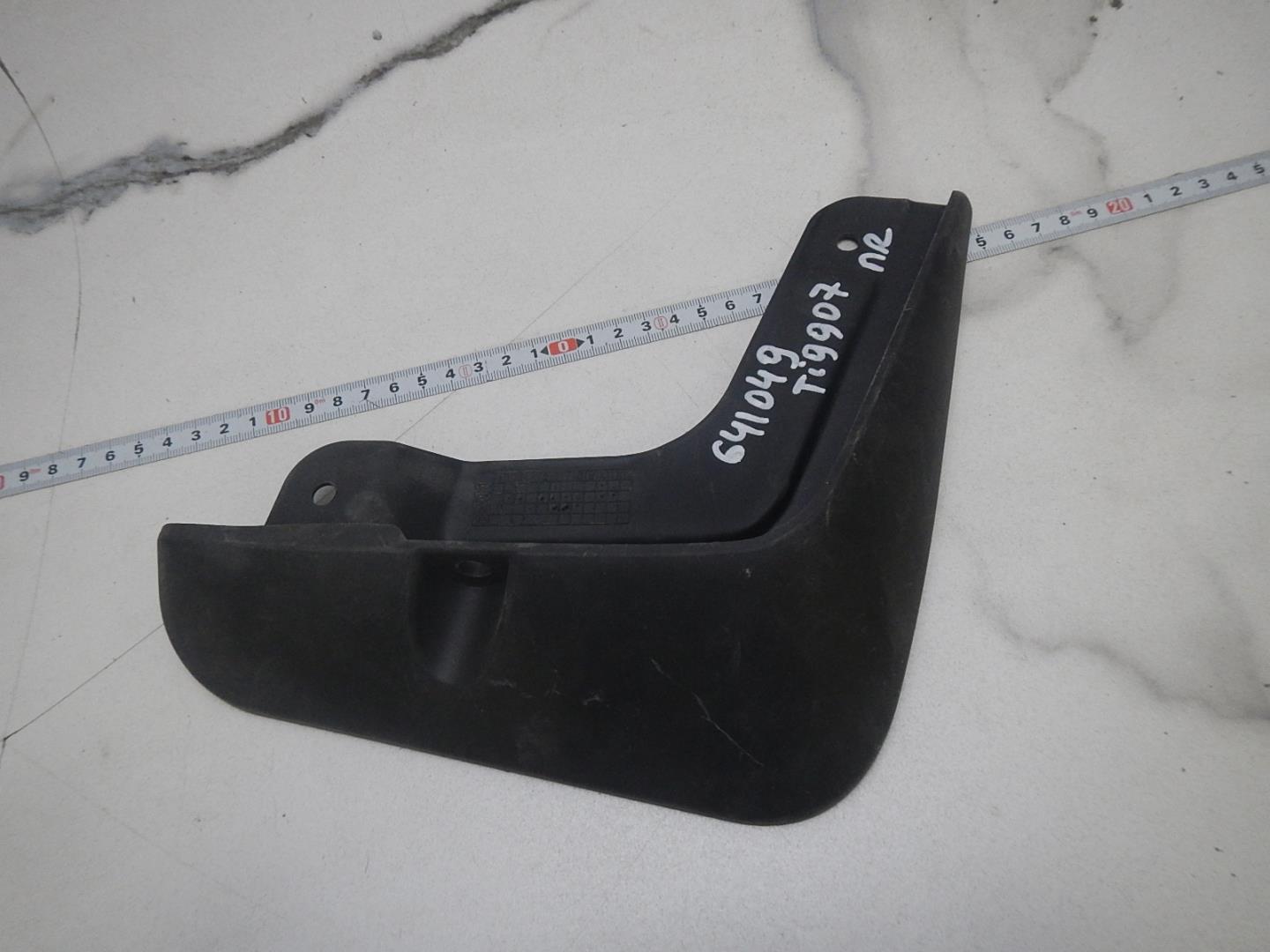 Брызговик передний правый