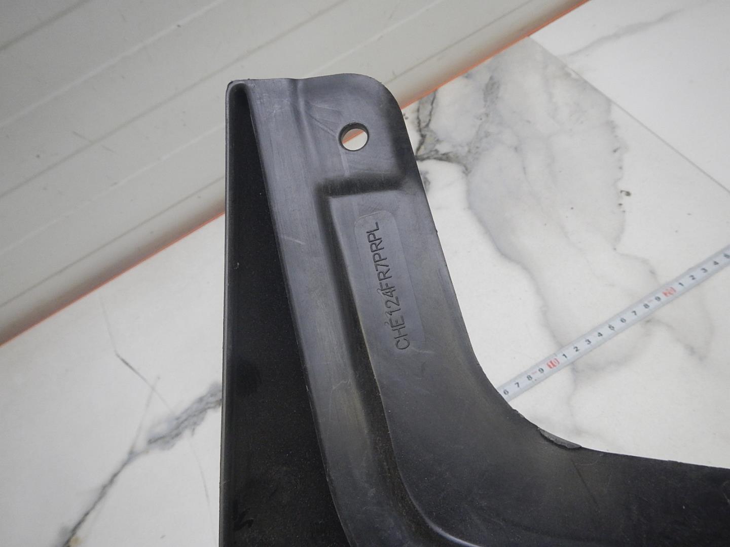 Брызговик передний правый