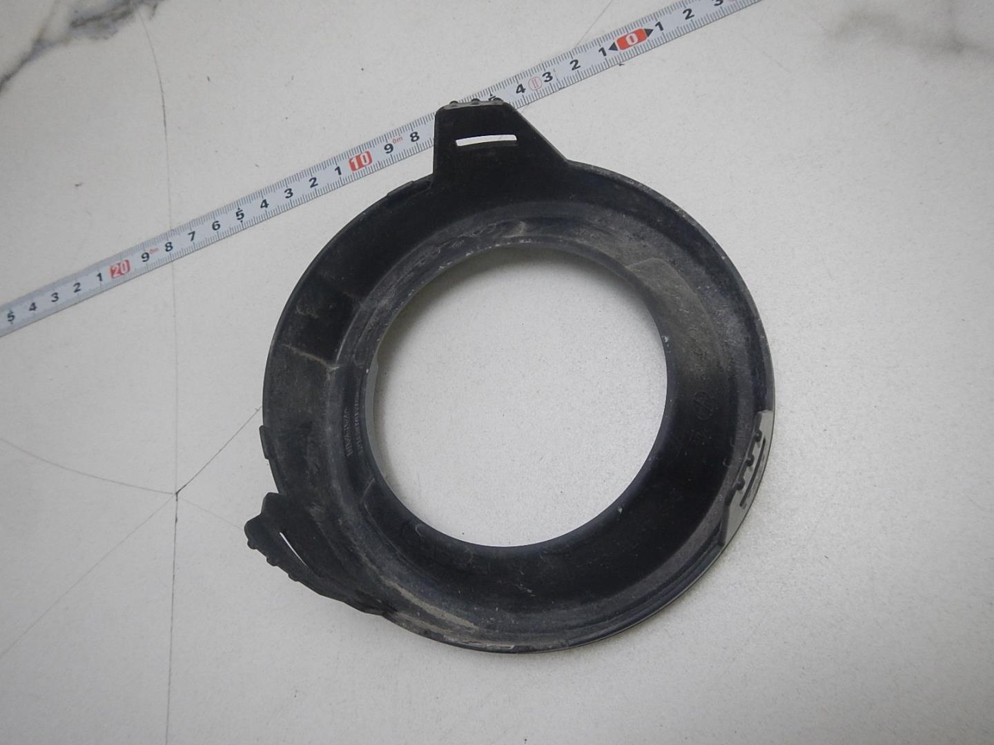 Рамка противотуманной фары левой