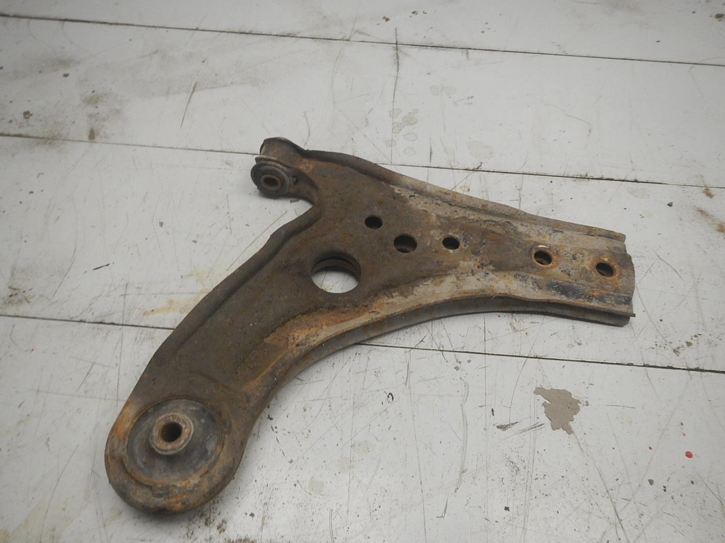 Рычаг передний правый