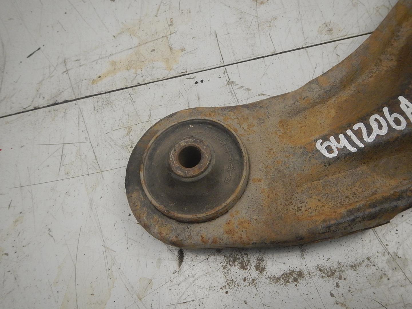 Рычаг передний правый